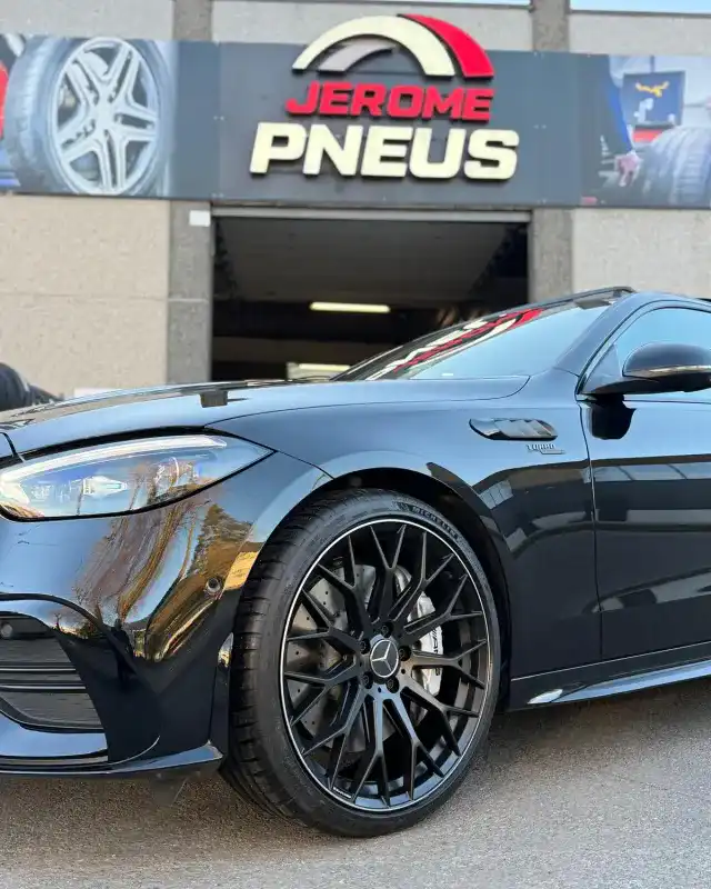 Coupé Mercedes-AMG devant le garage Jérôme-Pneus à Gosselies