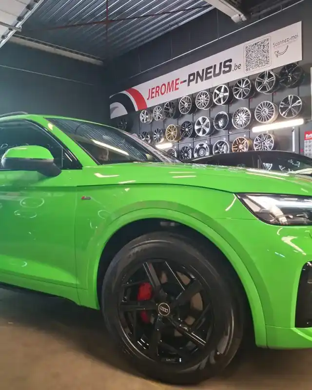 Audi SQ5 et mur de jantes dans le showroom Jérôme-Pneus à Gosselies