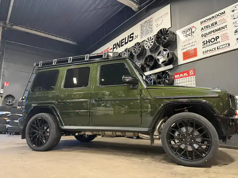 Mercedes Classe G en atelier pour un montage de pneus à Gosselies