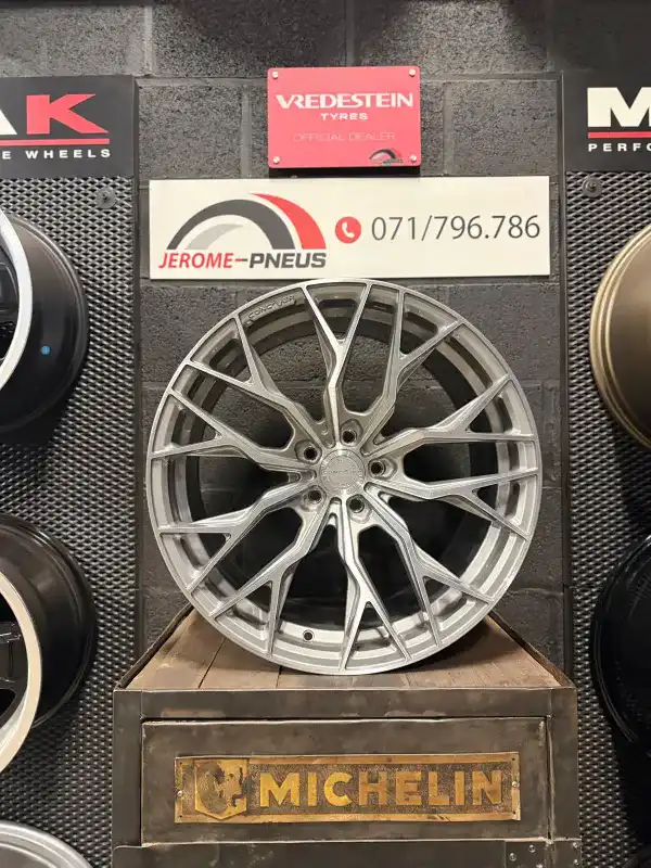 Jante Concaver exposée dans le showroom de Jérôme-Pneus à Gosselies